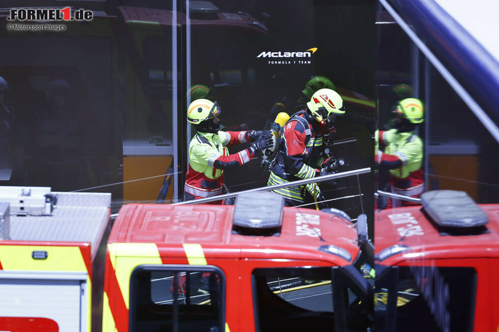 Foto zur News: Vor der Feuerwehr hatte Pirelli-Manager Mario Isola selbst mit angepackt und Feuerlöscher geholt.