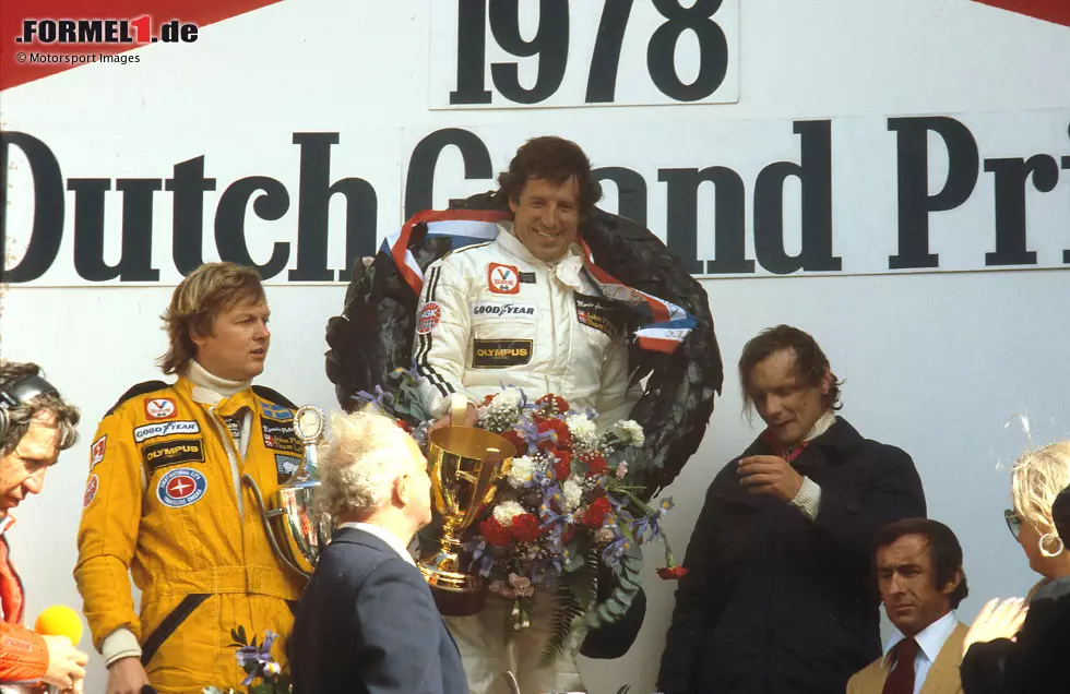 Foto zur News: 7 Doppelsiege - Das große Lotus-Team erzielt 1978 in Zandvoort seinen letzten Doppelsieg mit Mario Andretti vor Ronnie Peterson, die in unterschiedlichen Rennanzügen auf das Podium steigen.