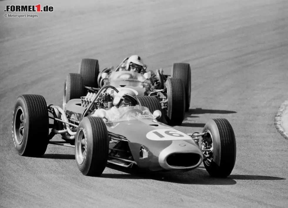 Foto zur News: 8 Doppelsiege: Brabham - Der Teambesitzer fährt mit und holt gemeinsam mit seinem Stallgefährten Denny Hulme 1966 in Zandvoort den ersten Doppelsieg für Brabham. Am Jahresende gewinnt Brabham auf Brabham auch den WM-Titel. Einmalig in der Formel-1-Historie!