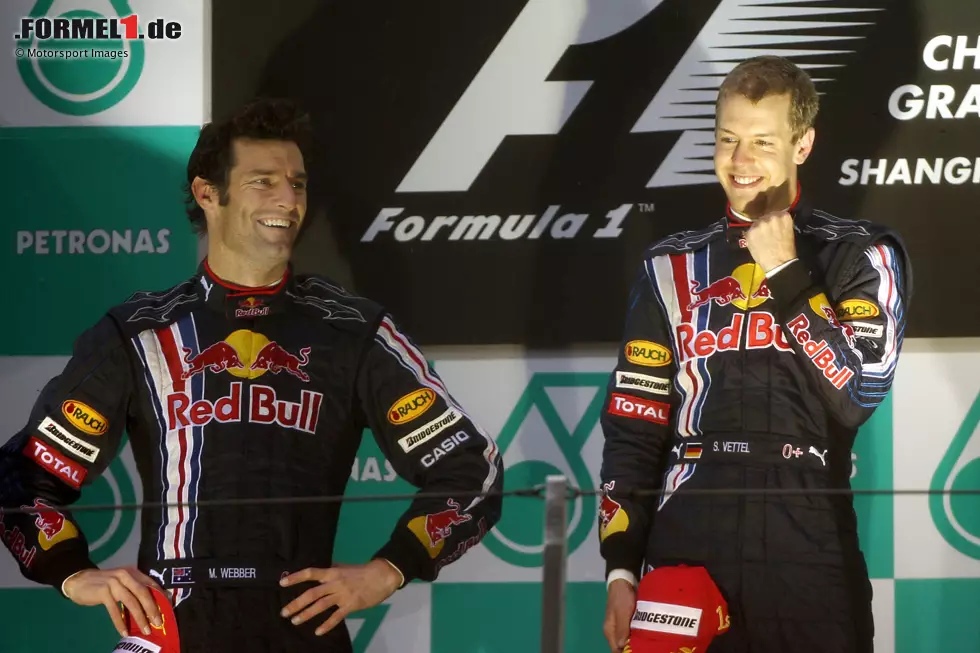 Foto zur News: 31 Doppelsiege: Red Bull - Schon der erste Red-Bull-Sieg in der Formel 1 ist ein Doppelsieg, weil Sebastian Vettel 2009 den China-Grand-Prix vor Mark Webber gewinnt. Das Duo holt weitere 15 Mal die Positionen eins und zwei für Red Bull.