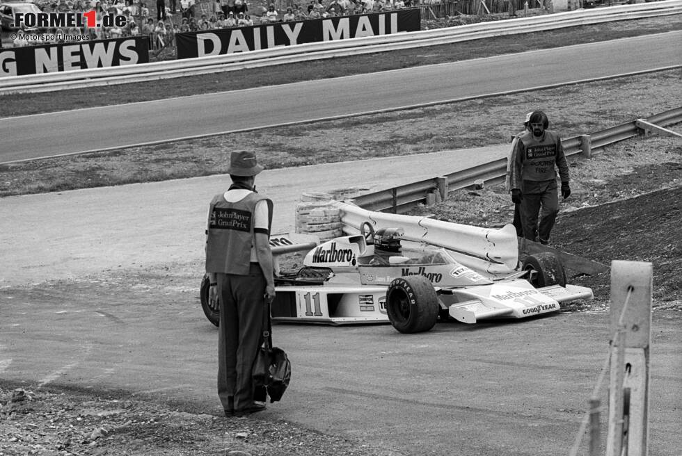 Foto zur News: 1976: Nach einem Startunfall wird der Großbritannien-Grand-Prix in Brands Hatch abgebrochen, James Hunt &quot;humpelt&quot; mit beschädigtem McLaren zurück in die Boxengasse. Dass er dabei eine Abkürzung nimmt (siehe Foto), wird ihm nach der Zieldurchfahrt zum Verhängnis, denn ...