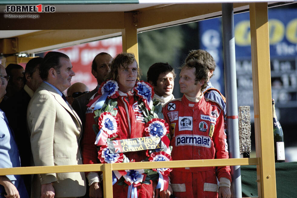 Foto zur News: ... Hunt wird für das nicht korrekte Zurückfahren an die Box disqualifiziert. Der Sieg geht deshalb an Hunts WM-Rivalen Niki Lauda im Ferrari, der eigentlich P2 belegt hatte.