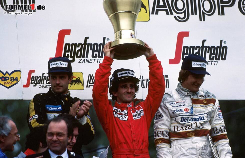 Foto zur News: 1985: Auf der Strecke siegt McLaren-Fahrer Alain Prost vor Lotus-Mann Elio de Angelis beim San-Marino-Grand-Prix in Imola. Nach dem Rennen aber stellt sich heraus: Prosts Auto ist untergewichtig, und darauf steht die Disqualifikation. Deshalb ...