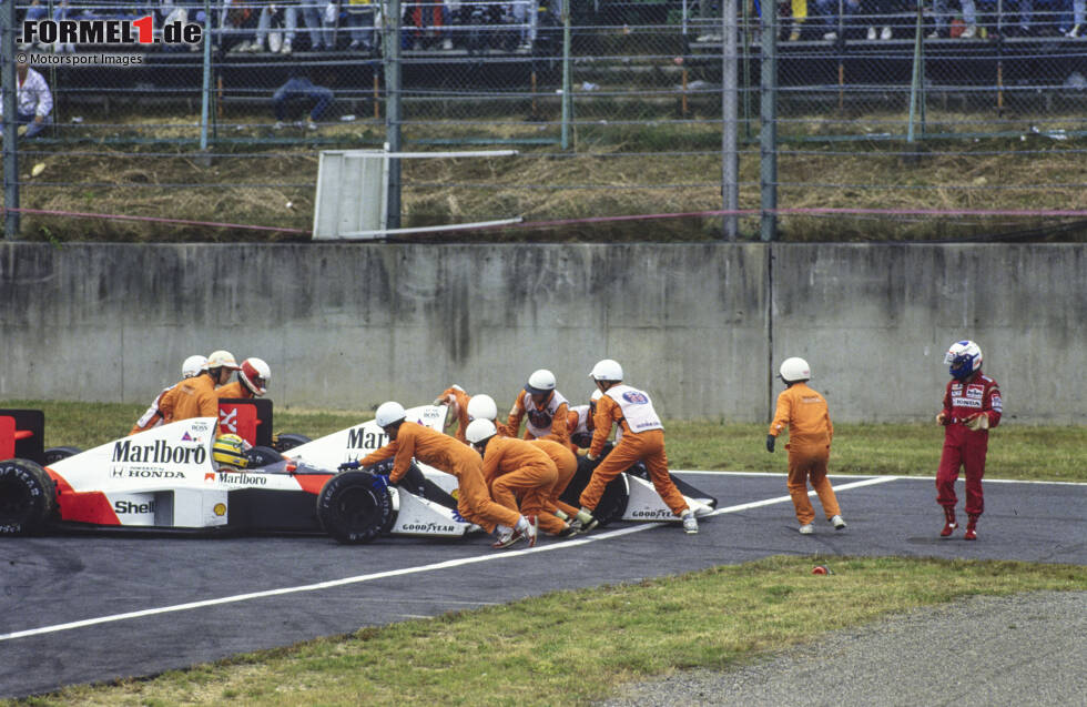 Foto zur News: 1989: Beim Japan-Grand-Prix in Suzuka kollidieren die McLaren-Fahrer Alain Prost und Ayrton Senna im Duell um die Führung. Prost ist sofort raus aus dem Rennen, aber Senna wird von Sportwarten angeschoben, kürzt ab in der Schikane und macht weiter. Obwohl Senna das Ziel als Erster sieht, ...