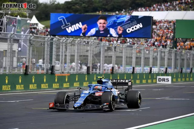 Foto zur News: Esteban Ocon (Frankreich): Er gewinnt 2021 überraschend den Ungarn-Grand-Prix auf dem Hungaroring für Alpine, nachdem ein Startcrash viele Favoriten aus dem Rennen genommen hat. Es bleibt sein einziger Formel-1-Sieg.