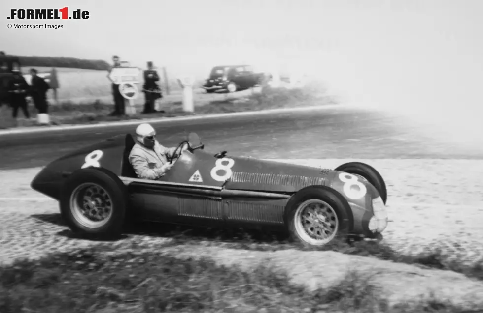 Foto zur News: Luigi Fagioli (Italien): Alfa Romeo fordert Fagioli 1951 in Frankreich beim Boxenstopp zum Verlassen des Autos auf, damit Fangio übernehmen kann. Fangio gewinnt das Rennen, womit auch Fagioli zum Formel-1-Sieger wird. Doch der Stachel sitzt tief: Fagioli beendet auf der Stelle seine Grand-Prix-Laufbahn!