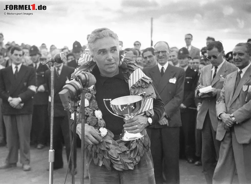 Foto zur News: Piero Taruffi (Italien): Eigentlich ist Giuseppe Farina der Favorit auf den Sieg in Bremgarten in der Schweiz, aber nach seinem Ausfall triumphiert Taruffi für Ferrari, zum einzigen Mal in der Formel 1.