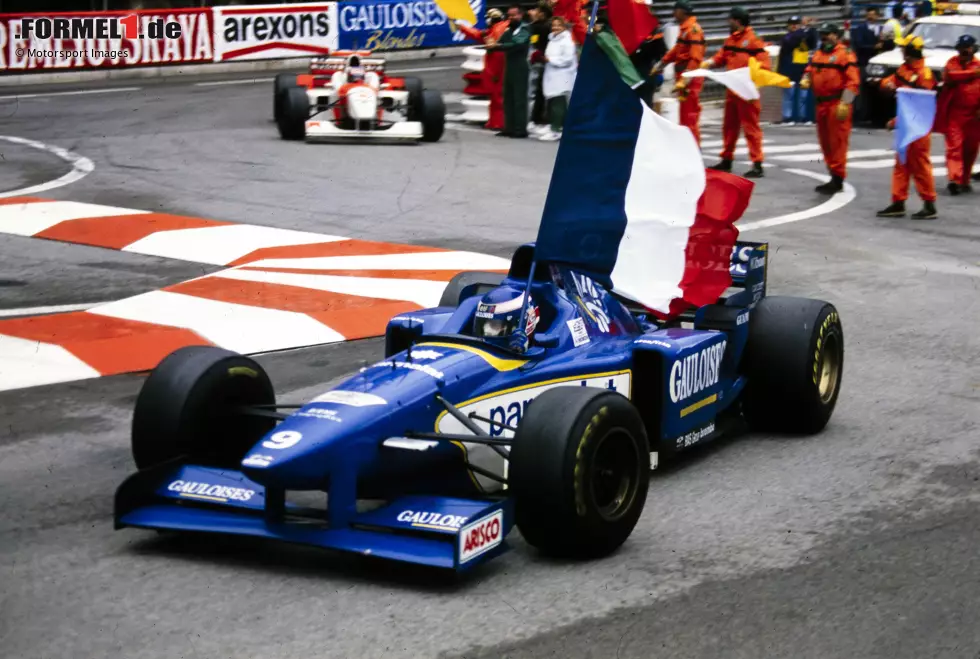 Foto zur News: Olivier Panis (Frankreich): Bei Rennende fahren nur noch wenige Autos, aber ganz vorne ist Panis im Ligier und gewinnt so sein einziges Formel-1-Rennen.