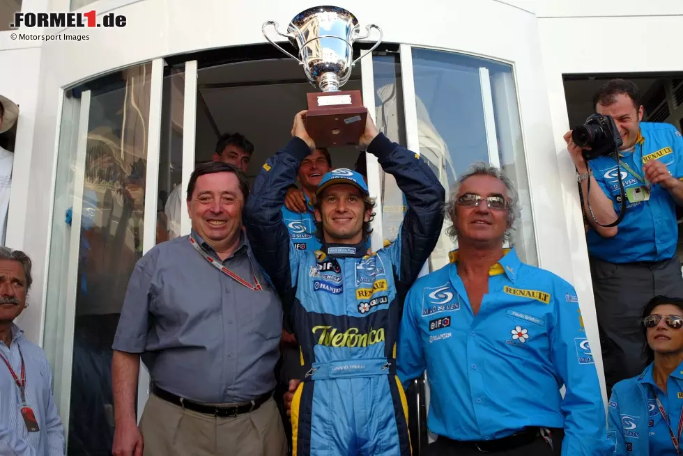 Foto zur News: Jarno Trulli (Italien): Renault-Fahrer Trulli siegt 2004 beim Formel-1-Klassiker in Monaco, sehr zur Freude von Renault-Boss Patrick Faure (li.) und Teamchef Flavio Briatore (re.). Trotzdem verliert Trulli am Jahresende sein Cockpit.