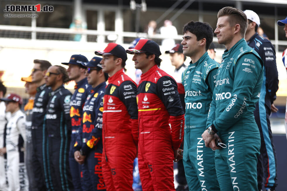 Foto zur News: ... fehlte Vettel auf dem offiziellen Formel-1-Fahrerfoto vor Saisonbeginn, statt ihm posiert Ersatzmann Nico Hülkenberg. &quot;Hulk&quot; fährt sowohl in Bahrain als auch in Saudi-Arabien, Punkte aber gibt es keine. Seine Bestleistung im unterlegenen Auto ist P12.