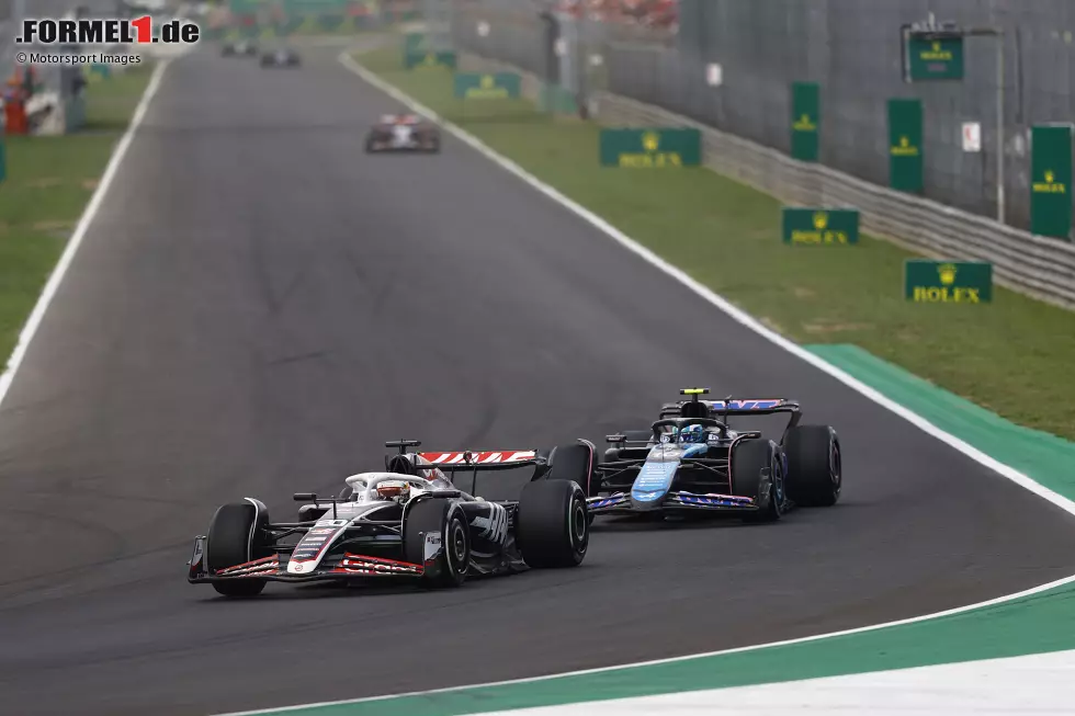 Foto zur News: Aserbaidschan 2024: Weil sich Magnussen in Monza im Zweikampf mit Pierre Gasly eine Strafe einfängt, muss er beim Rennen in Baku zuschauen. Für den Dänen war es nämlich bereits der zwölfte Strafpunkt, womit er der erste Pilot seit Einführung ist, der dadurch gesperrt wird. Sein Ersatz ist schnell gefunden ...