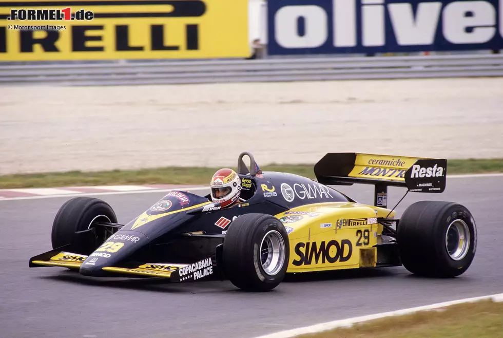 Foto zur News: ... beim Minardi M185 aus der Saison 1985. Das klassische Hinterbänkler-Team wird gut 20 Jahre später von Red Bull aufgekauft und zunächst als Toro Rosso, dann als AlphaTauri und schließlich als Racing Bulls weitergeführt.