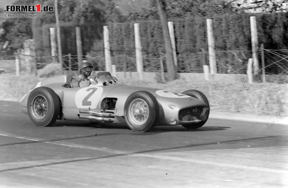 Foto zur News: Mercedes: Schon 1954 ist Mercedes erstmals mit einem Werksteam in der Formel 1 vertreten. Der W 196 ist daher das erste Formel-1-Auto der Sternmarke. Streng genommen aber ...