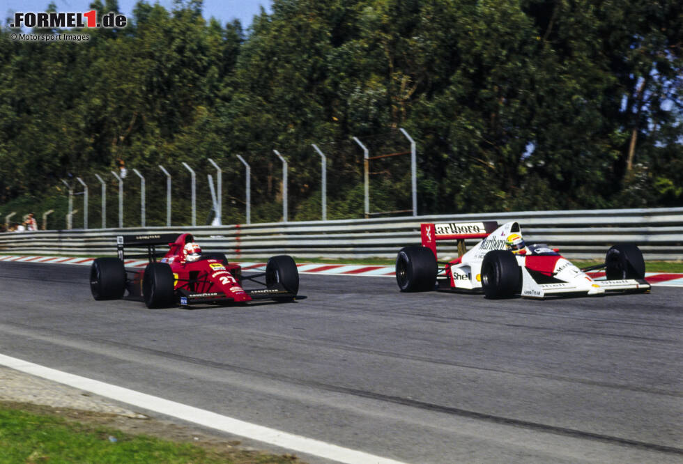 Foto zur News: In Estoril verpasst Mansell den Boxenstellplatz und parkt deshalb rückwärts ein. Dafür hagelt es die schwarze Flagge, die Mansell aber ignoriert. Später im Rennen kollidiert er mit Senna und beide scheiden aus. Die Verantwortlichen sperren Mansell daher für einen Grand Prix.