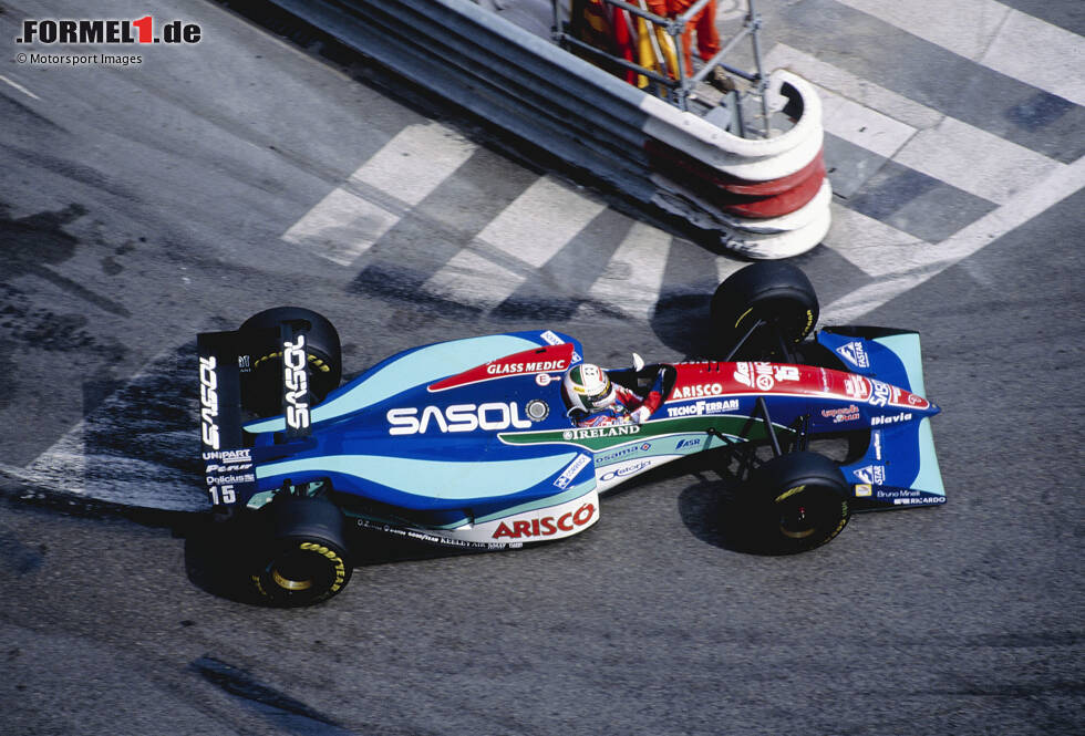 Foto zur News: In Imola und Monaco fährt Andrea de Cesaris das Irvine-Auto. Ihm gelingt damit eine Überraschung: Auf dem Stadtkurs erzielt er den sensationellen vierten Platz!