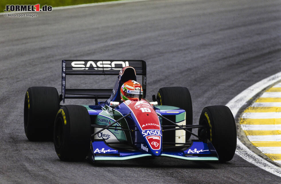 Foto zur News: Irvine wird in Sao Paulo als Auslöser für einen großen Crash ausgemacht und mit einer Rennsperre belegt. Jordan geht in Berufung - und verliert. Irvine muss deshalb gleich bei drei Grands Prix pausieren!