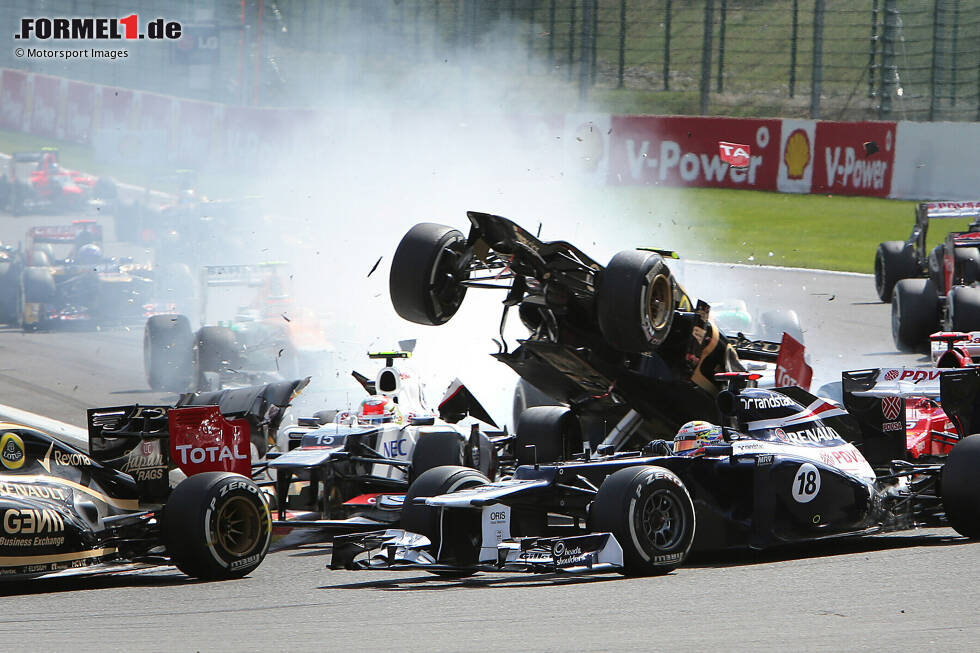 Foto zur News: Grosjean löst 2012 in Spa diesen Startcrash aus, in den mit Alonso und Hamilton zwei WM-Titelkandidaten verwickelt werden. Die FIA greift durch und sperrt Grosjean für ein Rennen, entwickelt im Anschluss das Strafpunkte-System, das 2024 erstmals einem Fahrer zum Verhängnis wird - Magnussen.