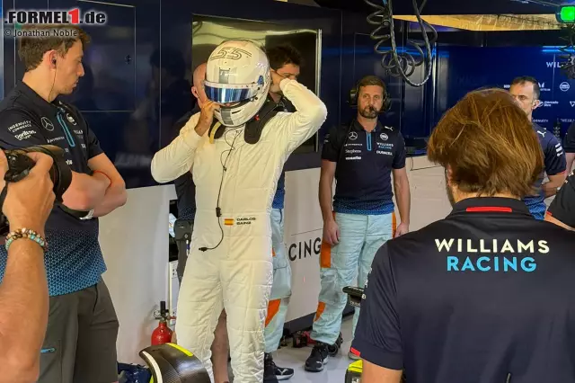 Foto zur News: Carlos Sainz ganz in Weiß: Bei seinem ersten Auftritt für sein neues Team Williams muss er in neutralem Outfit ohne Sponsoren antreten.