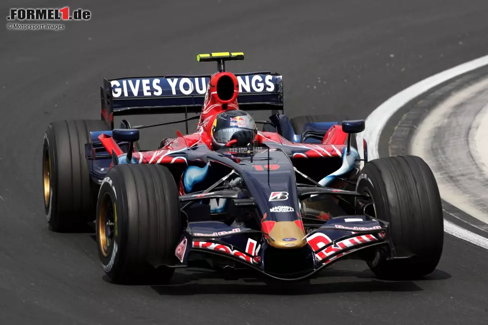 Foto zur News: ... steigt Vettel zum Stammfahrer auf, aber bei Red-Bull-Team Toro Rosso, wo Vettel ebenfalls zum Nachwuchskader gehört. Schon 2008 gewinnt der Deutsche zum ersten Mal, noch für Toro Rosso. Ab 2010 holt er für Red Bull vier WM-Titel in Folge.