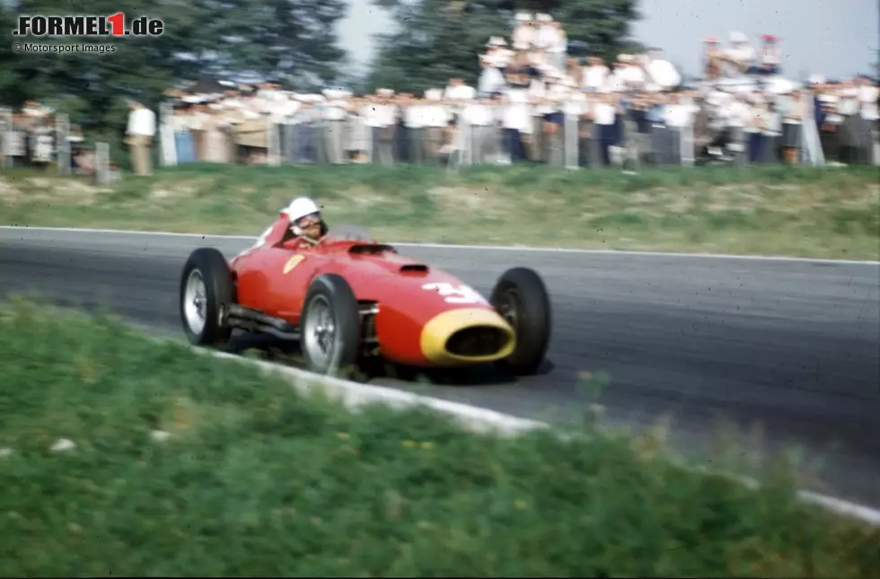 Foto zur News: 1956 steht in Monza erstmals Wolfang von Trips auf der Starterliste, doch sein Formel-1-Debüt für Ferrari verschiebt sich auf 1957 - er fährt das Rennen nicht. Dann aber kommen die Erfolge: Bis zu seinem Unfalltod 1961 fährt er 26 seiner 29 Formel-1-Rennen für Ferrari. (Foto von 1957)