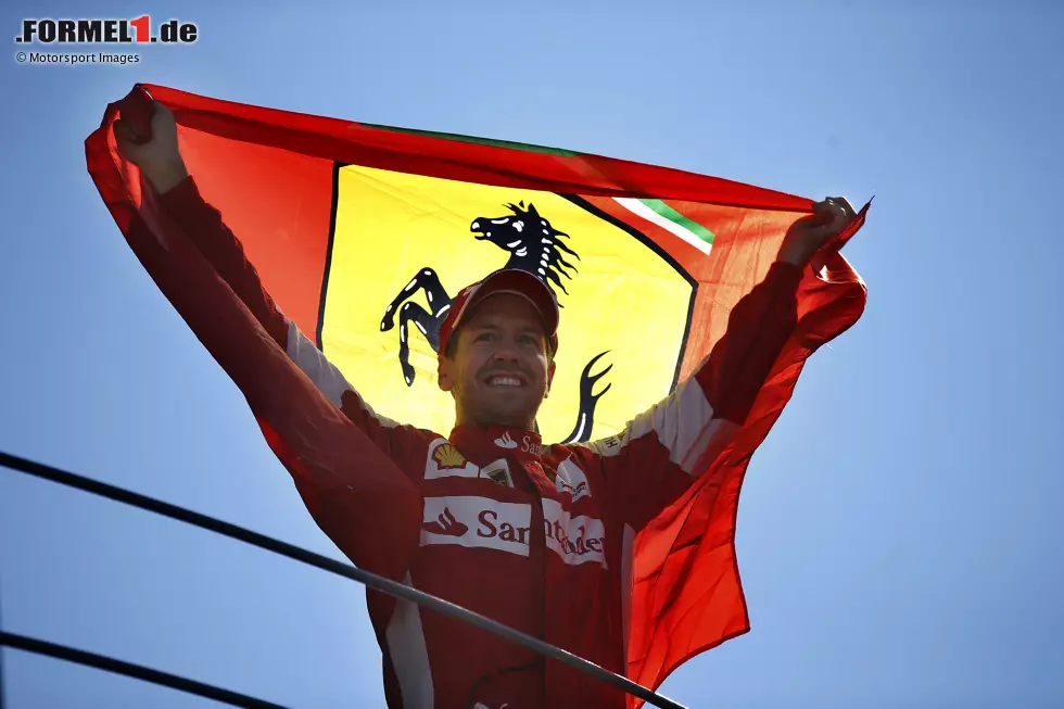 Foto zur News: Wie gerne würde Sebastian Vettel seinem Idol Michael Schumacher bei Ferrari nacheifern und nach vier Titeln für Red Bull ebenfalls Weltmeister werden in Rot. Und Vettels erste Ferrari-Saison 2015 beginnt gut: Podium im ersten Rennen, Sieg im zweiten. Dann ...