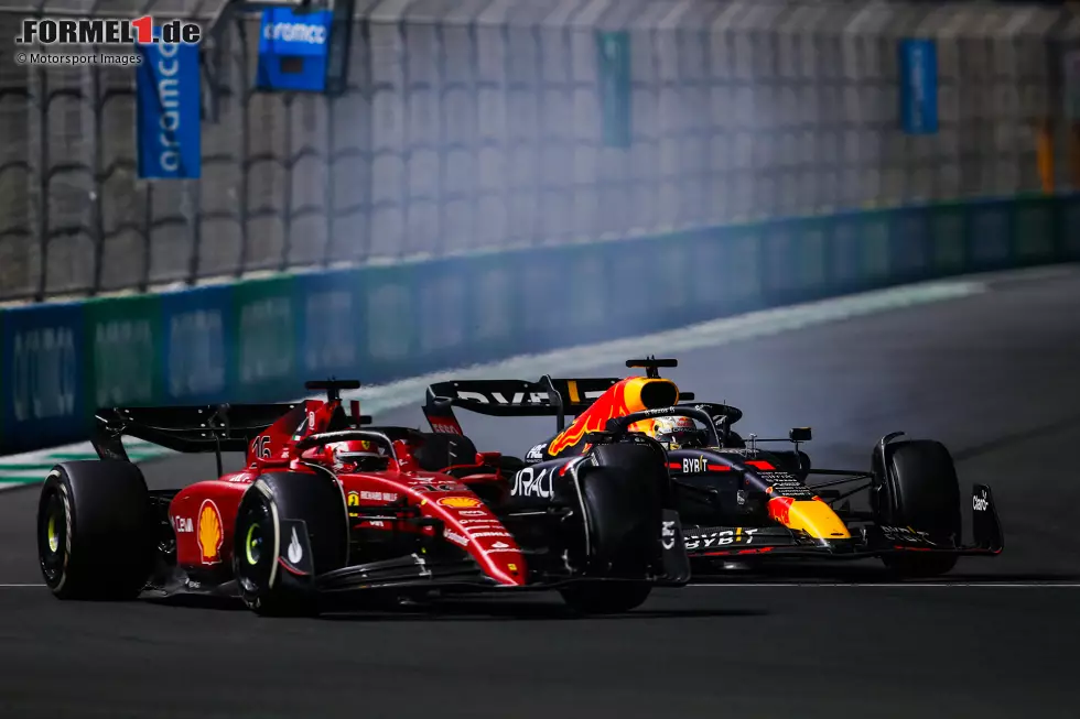 Foto zur News: Charles Leclerc gilt lange als die große Zukunftshoffnung von Ferrari. Tatsächlich macht er Sebastian Vettel ab 2019 das Leben schwer und mischt mit fünf Siegen vorne mit, wird 2022 WM-Zweiter hinter Max Verstappen im Red Bull. Allerdings ...