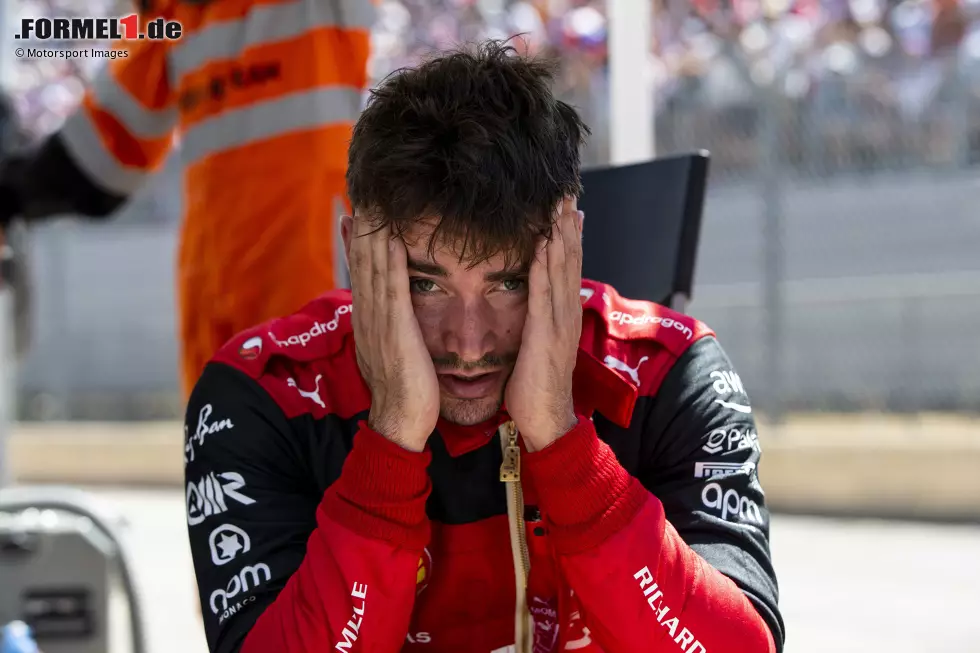 Foto zur News: ... stolpert Leclerc immer wieder über sich selbst und über große und kleine Pannen bei Ferrari, sodass er mitunter entnervt wirkt. Dennoch verlängert Leclerc seinen Ferrari-Vertrag vor der Saison 2024 vorzeitig um mehrere Jahre. Da kann also noch was kommen ...