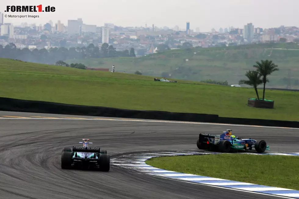 Foto zur News: Sao Paulo (2004, 2006-08, 2011-13) - Nach vielen Jahren zu Beginn der Rennsaison bekommt Brasilien einen Platz am Ende des Formel-1-Kalenders. Das lohnt sich: Mehrmals kommt es zu wahren Herzschlag-Finals in Interlages, darunter 2007 und vor allem 2008. Wie Suzuka gilt Sao Paulo als echter Klassiker unter den Finalrennen.