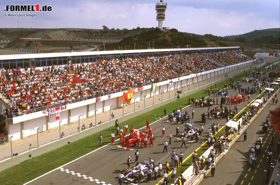 Foto zur News: Jerez (1997) - Der Europa-Grand-Prix ist 1997 auch das Saisonfinale der Formel 1, und was für eines: Jacques Villeneuve im Williams und Michael Schumacher im Ferrari kämpfen um den Titel. Dann folgt der &quot;Rammstoß&quot; von Schumacher gegen Villeneuve, womit die WM-Entscheidung fällt. &quot;Schumi&quot; verliert später noch alle Punkte des Jahres.