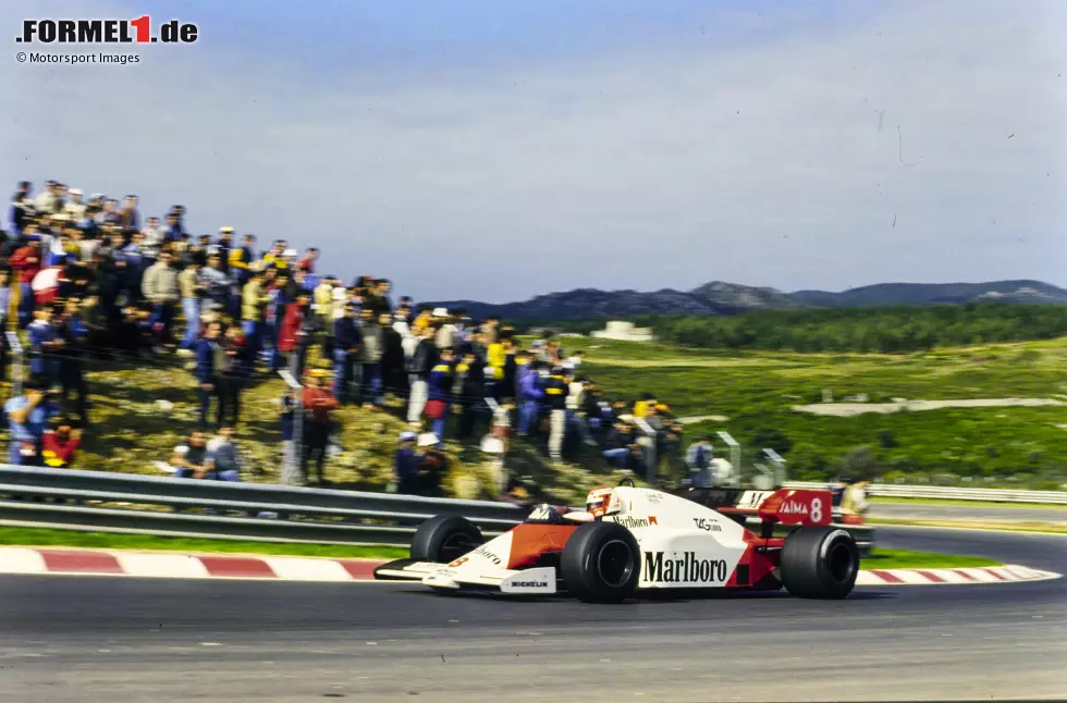 Foto zur News: Estoril (1984) - Wieder gibt sich die Formel 1 ein neues Saisonfinale, dieses Mal in Portugal, wo zuletzt 24 Jahre davor ein Rennen ausgetragen wurde. Für Niki Lauda ist Estoril die Bühne für den dritten WM-Titelgewinn nach seinem Rücktritt vom Rücktritt einige Jahre vorher.