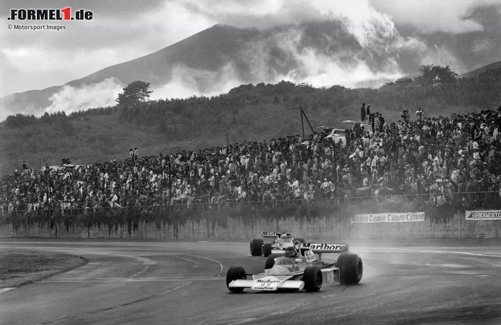 Foto zur News: Fuji (1976-77) - Eines der berühmtesten WM-Finals der Formel-1-Geschichte findet 1976 am Fuße des Bergs Fuji in Japan statt: Niki Lauda steigt aus im strömenden Regen, sein Rivale James Hunt gewinnt den Titel für McLaren. Nach einem weiteren WM-Finalrennen ist Fuji vorerst wieder raus aus dem Kalender.