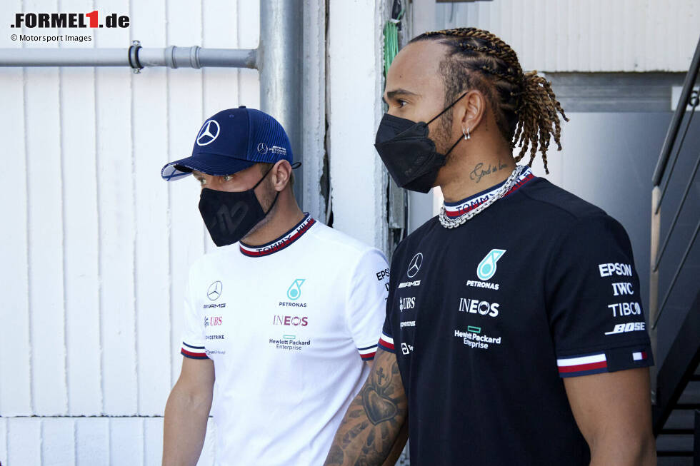 Foto zur News: Valtteri Bottas ist 2021 noch der Mercedes-Teamkollege von Lewis Hamilton. Mittlerweile fährt er bei Sauber und George Russell hat seine Nachfolge bei Mercedes angetreten.