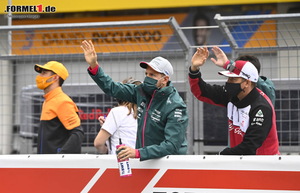 Foto zur News: Die beiden Ex-Champions Sebastian Vettel (Aston Martin) und Kimi Räikkönen (Alfa Romeo) sind 2021 noch in der Formel 1 aktiv. Beide beenden bald darauf ihre Grand-Prix-Karrieren.