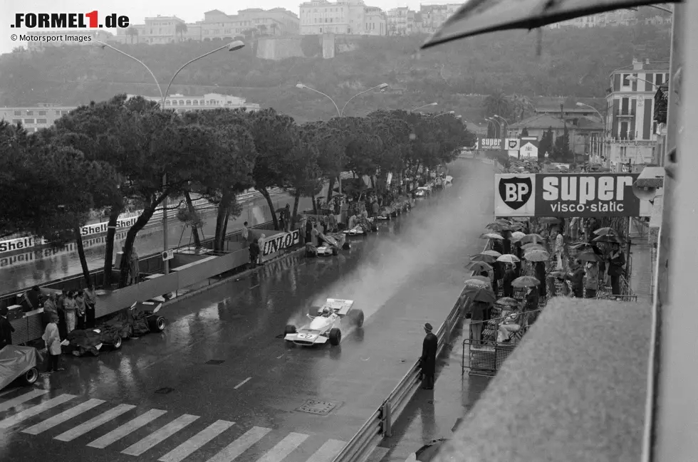 Foto zur News: Zum letzten Mal befährt die Formel 1 den Circuit de Monaco in seiner ursprünglichen Form ohne permanente Boxengasse. Eine eben solche wird erst für das Rennen 1972 eingerichtet. 1971 gewinnt Jackie Stewart im Tyrrell überlegen auf dem Weg zum zweiten WM-Titel.