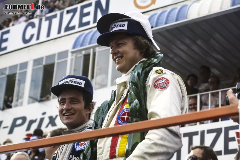 Foto zur News: Das Jubiläumsrennen wird erst in der letzten Runde entschieden: Ronnie Peterson im Lotus geht noch an Patrick Depailler im Tyrrell vorbei. Der Abstand im Ziel beträgt nur 0,466 Sekunden!