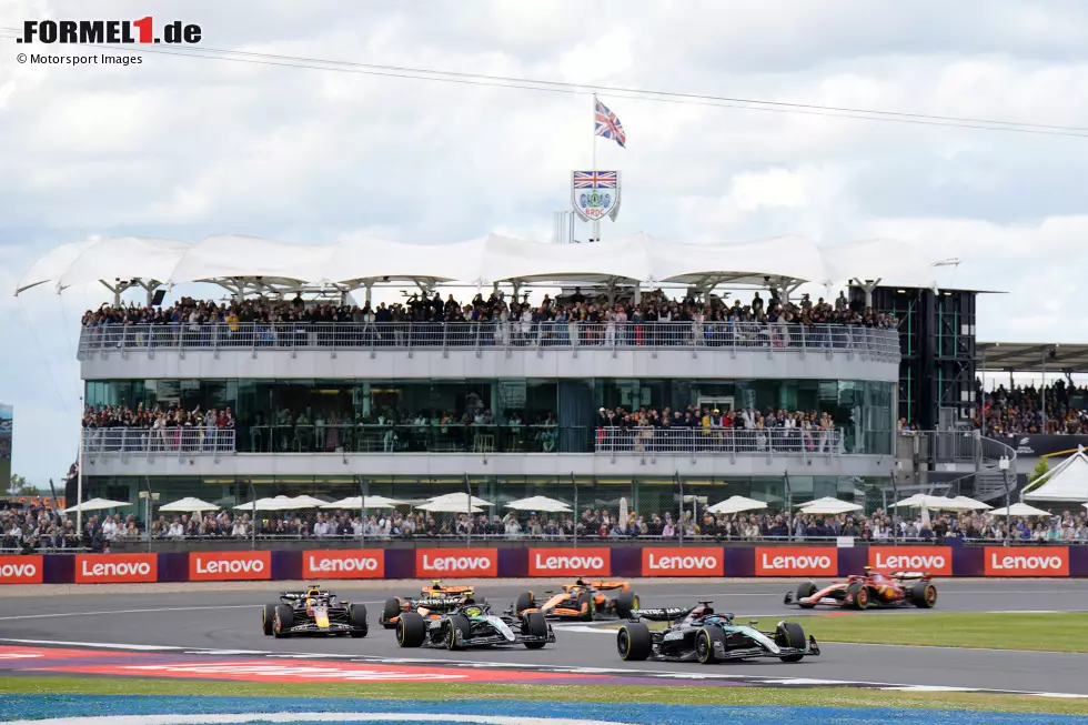 Foto zur News: 12. Silverstone, Großbritannien (6. Juli 2025) - Ins &quot;Home of British Motor Racing&quot; kommt die Formel 1 Anfang Juli. Hier fand 1950 das erste Rennen der neuen Formel-1-Geschichte statt. Den letzten großen Umbau gab es 2010. Nirgendwo wird Lewis Hamilton so gefeiert wie hier.