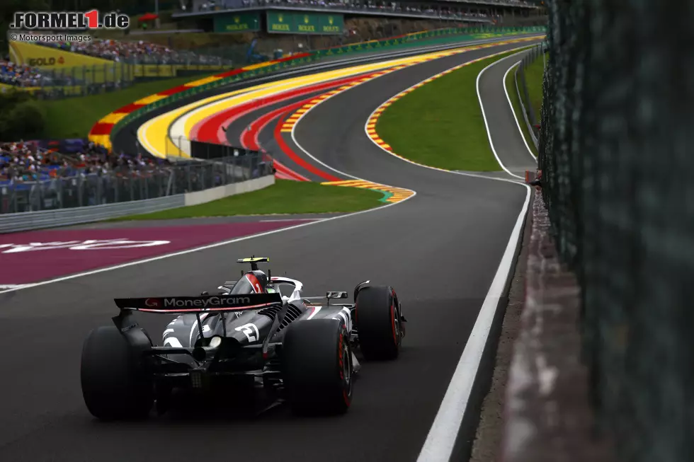 Foto zur News: 13. Spa-Francorchamps, Belgien (27. Juli 2025) - Der Klassiker rund um die berüchtigte Eau-Rouge-Kurve liegt 2025 vor die Sommerpause. Der Umbau 2022 hat die Strecke wieder etwas herausfordernder gemacht und zahlreiche Kiesbetten reinstalliert. Michael Schumacher feierte in seinem &quot;Wohnzimmer&quot; sein erstes F1-Rennen und seinen ersten Sieg.