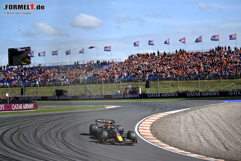 Foto zur News: 15. Zandvoort, Niederlande (31. August 2025) - Nach einer vierwöchigen Pause kommt der Formel-1-Tross zum Heimspiel von Weltmeister Max Verstappen, der bis auf 2024 alle Rennen seit dem Comeback gewinnen konnte. Highlight der umgebauten Strecke sind die beiden Steilkurven, die einzigartig im Kalender sind.