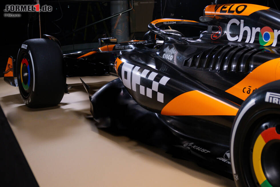 Foto zur News: Den ganz großen &quot;Filzstift&quot; packt McLaren bei der Vorstellung des MCL38 aus. Vor allem die Unterboden-Außenkante mit ihren zahlreichen Einbuchtungen, Wölbungen und Schlitzen wird zensiert. Auf anderen ...