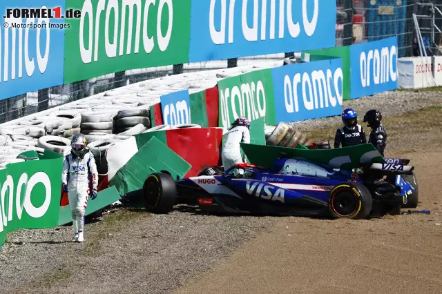 Foto zur News: 3. Japan 2024: In der ersten Runde des Rennens von Suzuka kollidieren Daniel Ricciardo (Racing Bulls) und Alexander Albon (Williams) in Kurve 3 miteinander. Albon wird dabei unter den Reifenstapeln begraben, sodass die Streckenbegrenzung erst einmal repariert werden muss.