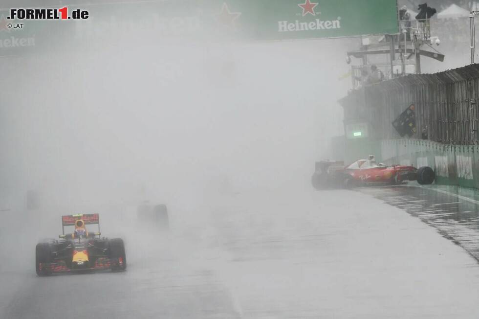 Foto zur News: 20. Brasilien 2016: Regen beherrscht den Grand Prix in Sao Paulo 2016, der aufgrund der Bedingungen gleich zwei Mal unterbrochen werden muss. Einmal sorgt dabei auch ein Unfall von Ferrari Kimi Räikkönen auf Start/Ziel für eine rote Flagge.