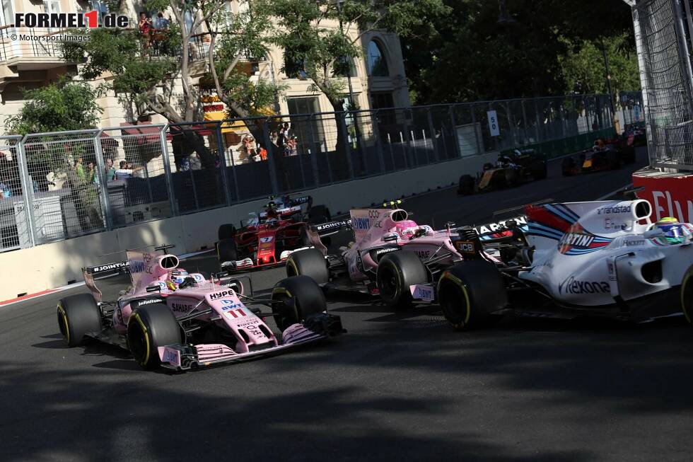 Foto zur News: 19. Aserbaidschan 2017: Zuvor gibt es drei Jahre lang keine rote Flagge. Die letzte vor 2020 ist in Baku 2017, als wegen einer Kollision der beiden Force Indias von Sergio Perez und Esteban Ocon zu viele Trümmer auf der Strecke liegen.