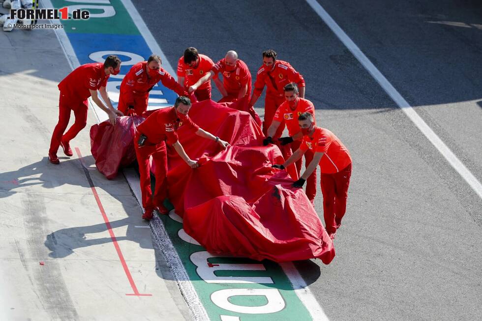 Foto zur News: 18. Italien 2020: Charles Leclerc schlägt beim Ferrari-Heimspiel in Monza in der Parabolica-Kurve heftig in den Reifenstapel ein. Nach einer Reparatur der Streckenbegrenzung kann es weitergehen, am Ende gewinnt überraschend Pierre Gasly für AlphaTauri.