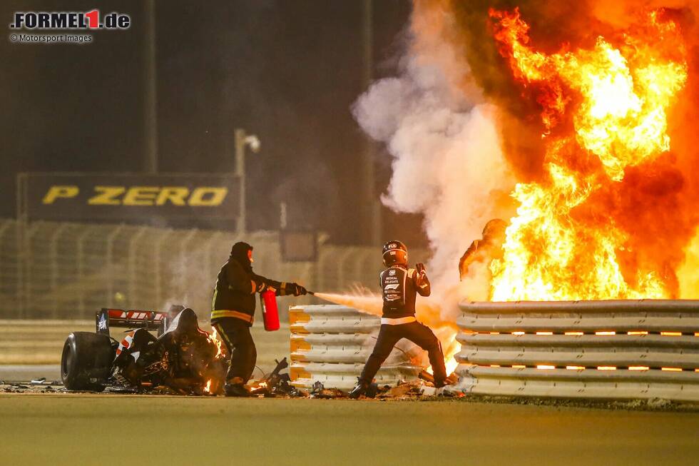 Foto zur News: 16. Bahrain 2020: Es sind die spektakulärsten Bilder der jüngeren Formel-1-Geschichte, als Romain Grosjean (Haas) nach einer Berührung am Start in die Leitplanke abbiegt. Sein Auto wird entzweigerissen und geht in Flammen auf. Wie durch ein Wunder entsteigt der Franzose den Flammen, geht aber nie mehr an den Start.