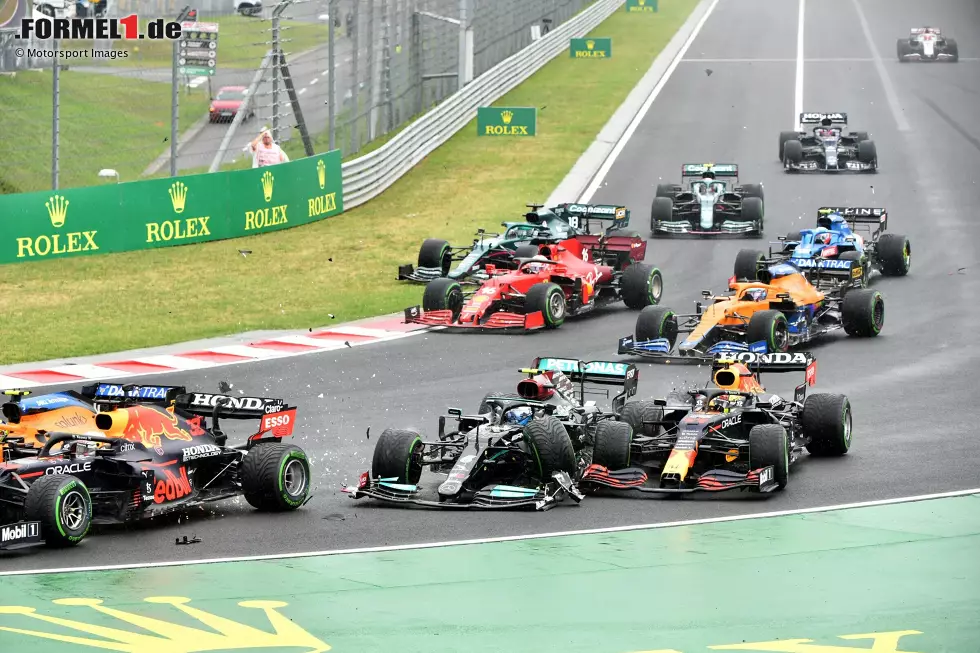 Foto zur News: 13. Ungarn 2021: Valtteri Bottas (Mercedes) spielt Bowling und kegelt am Start auf nasser Piste zahlreiche Konkurrenten ins Aus, darunter die beiden Red Bulls von Max Verstappen und Sergio Perez sowie Lando Norris (McLaren). Hinten kollidieren zudem Lance Stroll (Aston Martin), Charles Leclerc (Ferrari) und Daniel Ricciardo (McLaren).