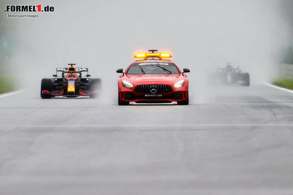 Foto zur News: 11. Belgien 2021: Die Fans in Spa warten vergebens auf einen echten Fahrbetrieb auf der Strecke. Nach langer Warterei und einigen Versuchen hinter dem Safety-Car wird das Rennen aufgrund der widrigen Bedingungen abgebrochen.