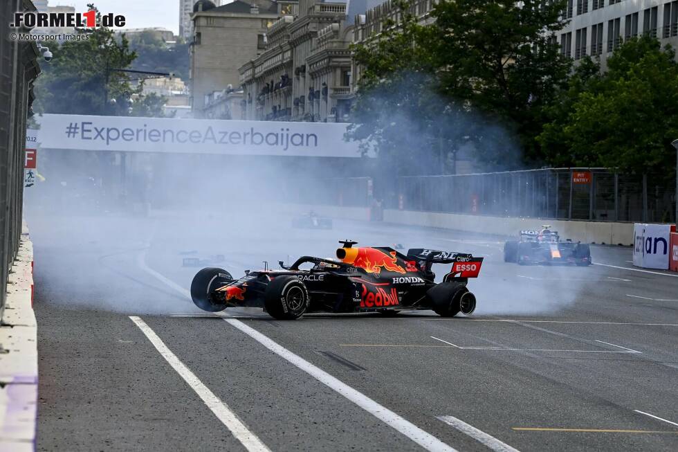 Foto zur News: 14. Aserbaidschan 2021: Ein Reifenschaden auf Start-Ziel reißt Max Verstappen aus allen Siegträumen in Baku. Das Rennen wird mit zwei noch zu fahrenden Runden wieder mit einem stehenden Start aufgenommen, bei dem Lewis Hamilton in der Auslaufzone landet und ebenfalls ohne Puntke bleibt.