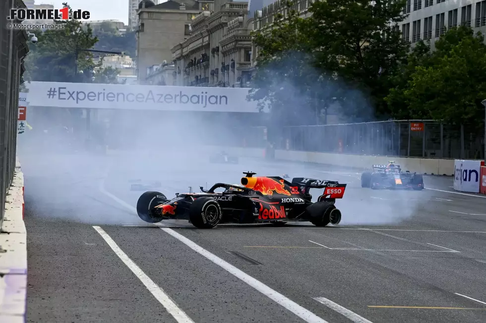 Foto zur News: 15. Aserbaidschan 2021: Ein Reifenschaden auf Start-Ziel reißt Max Verstappen aus allen Siegträumen in Baku. Das Rennen wird mit zwei noch zu fahrenden Runden wieder mit einem stehenden Start aufgenommen, bei dem Lewis Hamilton in der Auslaufzone landet und ebenfalls ohne Puntke bleibt.