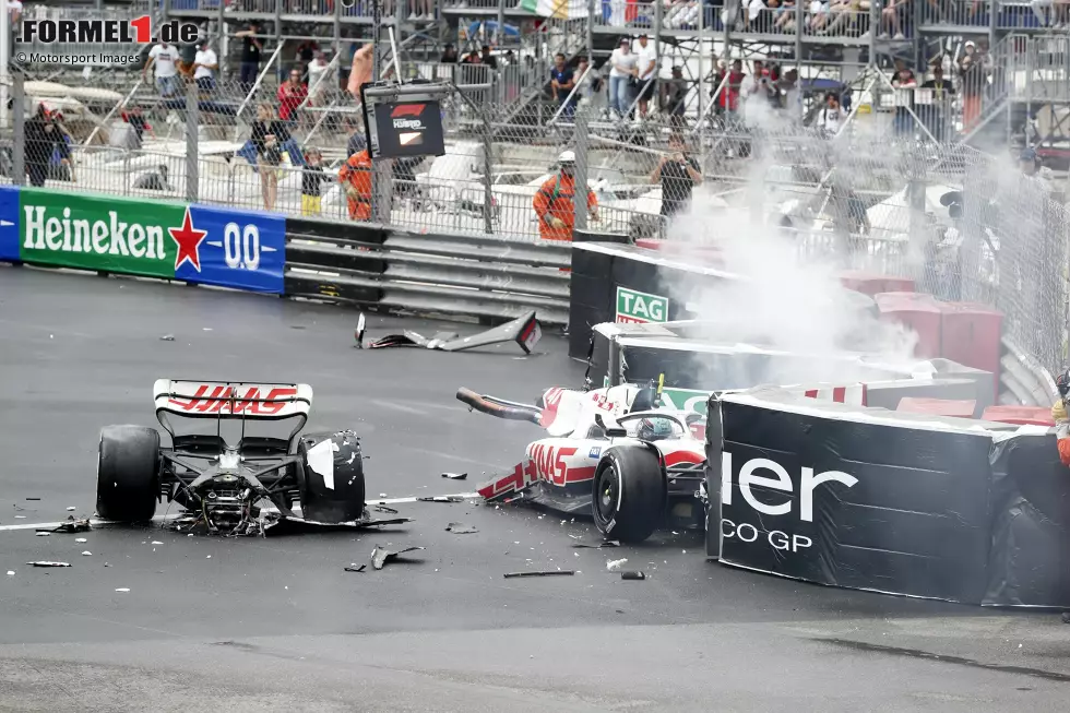 Foto zur News: 10. Monaco 2022: Mit einem heftigen Abflug im Schwimmbad sorgt Mick Schumacher für eine längere Unterbrechung. Der Haas-Pilot fliegt in der schnellen Schikane ab, bevor sein Bolide anschließend in der Mitte auseinanderbricht.