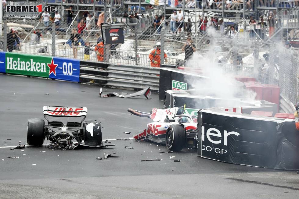 Foto zur News: 9. Monaco 2022: Mit einem heftigen Abflug im Schwimmbad sorgt Mick Schumacher für eine längere Unterbrechung. Der Haas-Pilot fliegt in der schnellen Schikane ab, bevor sein Bolide anschließend in der Mitte auseinanderbricht.